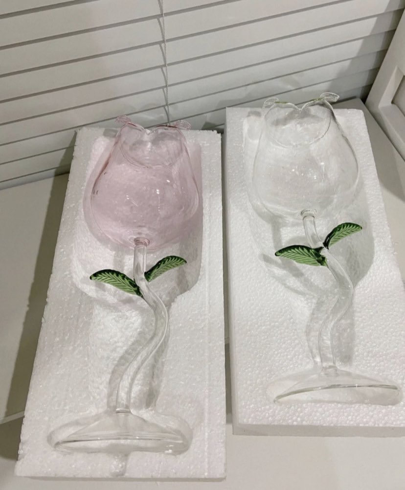 lovesickdoe's tweet photo. rose-shaped cups https://t.co/0QVpQoJ0vu