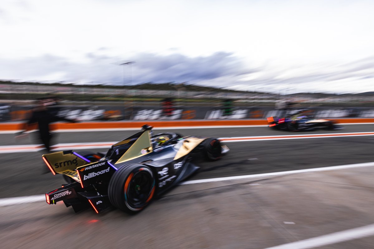 DS_Performance's tweet image. Let's start 2023!

📸 : DPPI Images

#DSAutomobiles #DSPerformance #ABBFormulaE 
@DS_Official @svandoorne @JeanEricVergne @ds_penske_fe