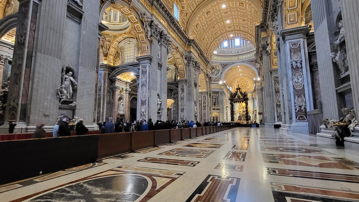 andreavreede's tweet photo. 65.000 mensen hebben vandaag afscheid genomen van Benedictus XVI, aldus het persbureau van het Vaticaan. Veel meer dan verwacht https://t.co/C77UZjCASE