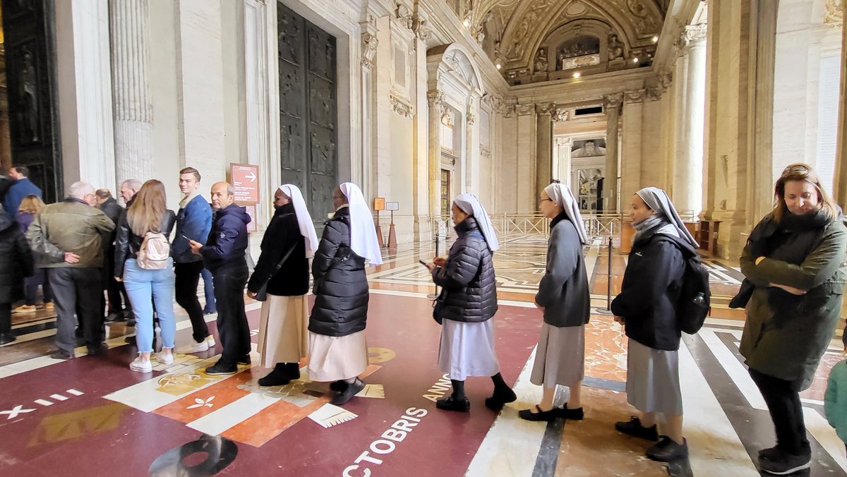 andreavreede's tweet photo. 65.000 mensen hebben vandaag afscheid genomen van Benedictus XVI, aldus het persbureau van het Vaticaan. Veel meer dan verwacht https://t.co/C77UZjCASE