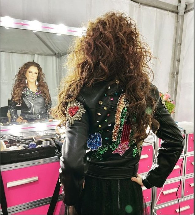 1SegundoEdith's tweet photo. Nuevo amor 🥰,
Nuevo management 🤩,
Nuevos temas 🎶 (muy pronto),
Nuevo año, ¡Nueva vida!
y nosotros siempre contigo hasta el infinito @EdithMarquezL 😘 https://t.co/iY4vk0Oqf3