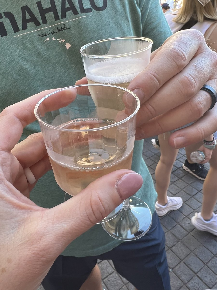 Katy_FNP's tweet photo. Around the world at Epcot! @ccochrantx @maysonsherry https://t.co/mhRDDgE3TE