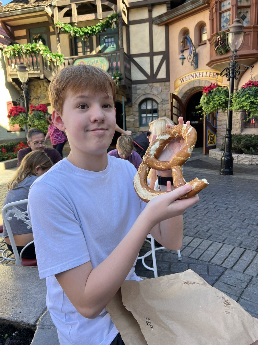 Katy_FNP's tweet photo. Around the world at Epcot! @ccochrantx @maysonsherry https://t.co/mhRDDgE3TE