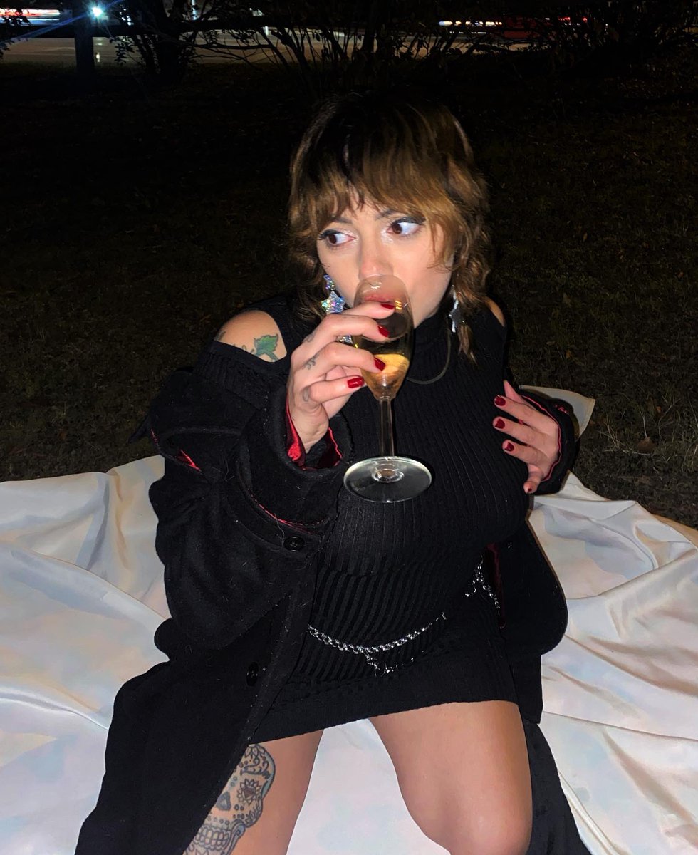 melissahyfr's tweet photo. NYE ✨ https://t.co/F9gpFldZw2