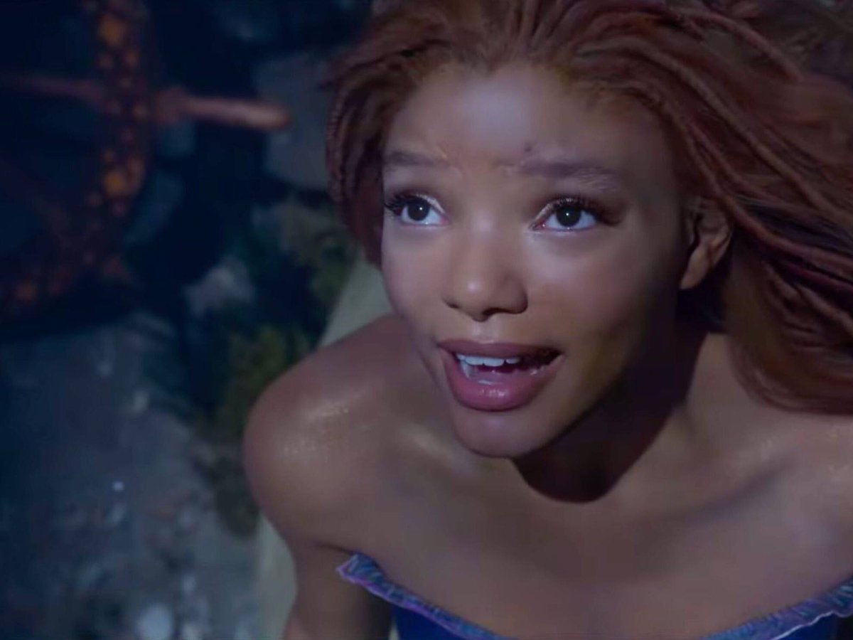 La sirenita viendo el celular de la tipa que le tiro Bad Bunny al agua