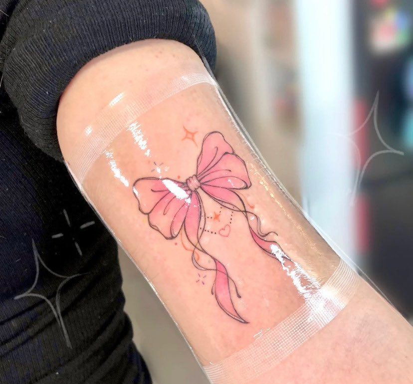 Mirianas Art   ℛ𝒾𝒷𝒷𝑜𝓃 ℬ𝑜𝓌   Done a while back never  posted  tattoo ribbonbows bow red redbow fineline finelinetattoo  delicate colored details tattoodo tattooart finelineink finelinework  picsofinked smalltatts 