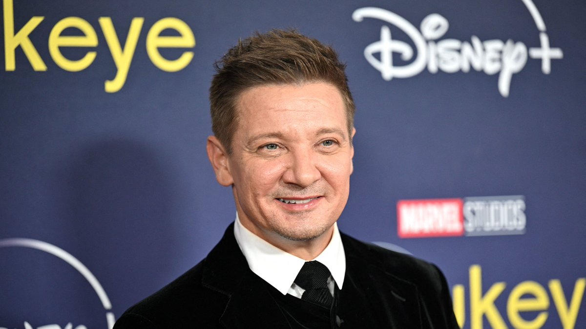 MarvelBRNews's tweet photo. 🚨 De acordo com o @TMZ, Jeremy Renner estava limpando a estrada com um limpa-neve e o veículo capotou, atingindo acidentalmente uma de suas pernas.

O Ator está no hospital em um estado "Critico, mas estável" https://t.co/TDh7FQ6HAz