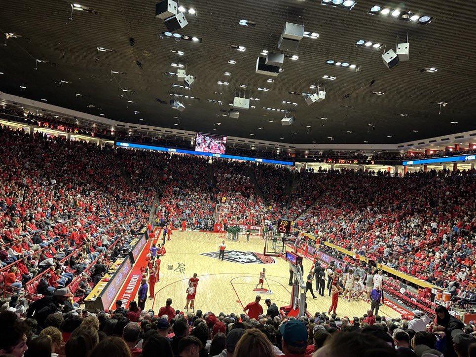 Thank you to @LoboCoachPitino and Coach Chew @UNMLoboMBB for having me and my Dad at practice and for their sold out game last week. It was so good to be home, the Pit was 🔥🔥!! #GoLobos #sandycreek