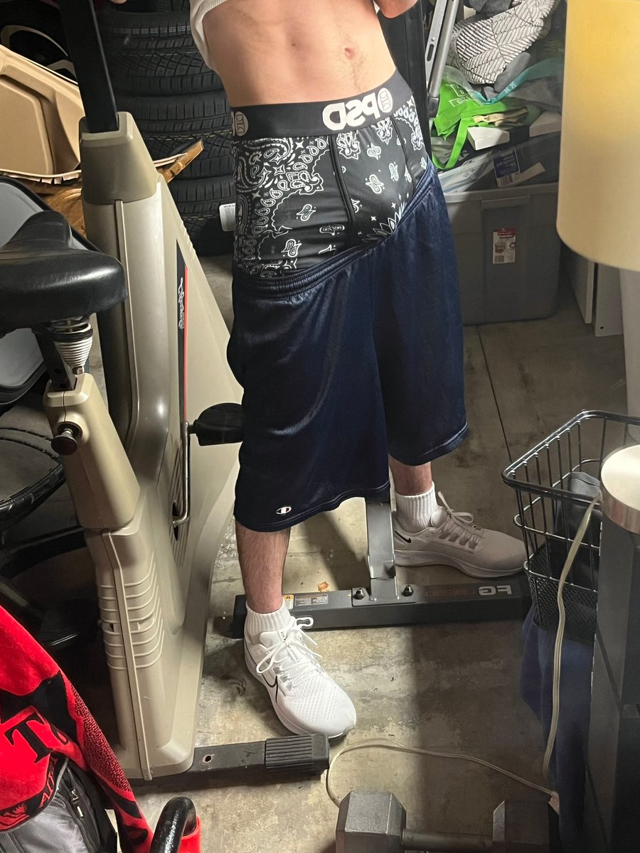 jaxskates7's tweet photo. morning workouts☀️ dm me for my used boxers;) https://t.co/7Hy6ueomos