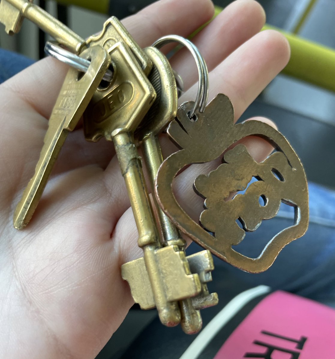 Encontré estas llaves en la parada de Av del Rosario y Pedernera.
@VivirenRosario <a href="/PreciosRosario2/">PreciosRosario</a>