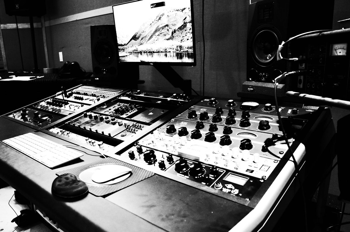 StudioStringsCo's tweet photo. Running strings through the right hardware can really bring the sound to life, and help them fit into the rest of the mix
.
.
#recordingstudio #stringplayer #stringplayers #remoterecording #StringQuartet #Stringrecording #StudioStrings #backingstrings #onlinestrings https://t.co/Gu2RKxw4xQ