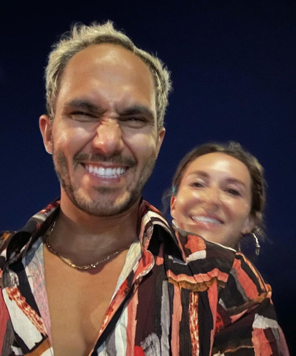 FansBTRmexico's tweet photo. Yo en la fiesta de año nuevo me metí debajo de la mesa para ver si este año tengo una relación tan bonita como la de estos dos... Aawww :33
#LexLos https://t.co/ElgWo0Ae6s