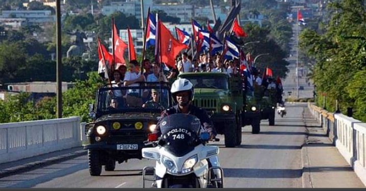 El pueblo de Santiago de Cuba  despidió hoy la Caravana de la Libertad, que recorrerá más de mil kilómetros como lo hizo el ejército rebelde con Fidel al frente, hasta su entrada a La Habana. #IzquierdaUnida #CorazónRojo
#JuntarYVencer