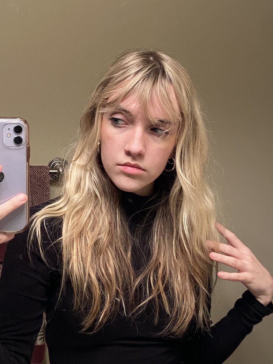 morgiemilk's tweet photo. bro north carolina water hits DIFFERENT because why does my hair look so voluminous and wavy it’s usually pin straight lol https://t.co/mzXrfbZtEz