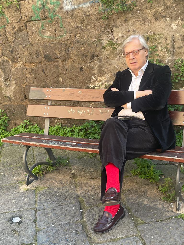 Realizzare panchine è un segno di civiltà.  Stanno scomparendo, come i Vespasiani. La loro mancanza rende dura la vita ai camminatori come me, che macinano chilometri e chilometri a piedi, costretti a riposarsi su una  pietra o sui gradini di un’abitazione.
Che ne pensate?