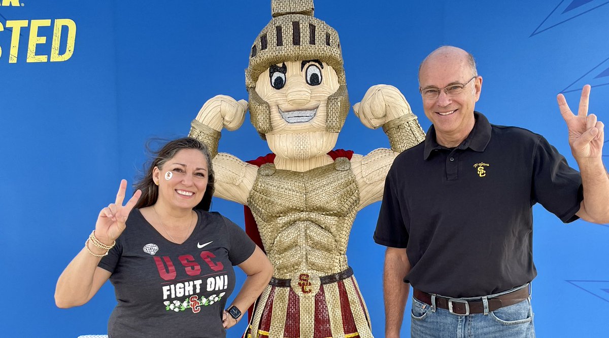 AWDavidson1229's tweet photo. Fight On, USC! ❤️✌️💛 #goodyearcottonbowl https://t.co/6M5XpSxAWC