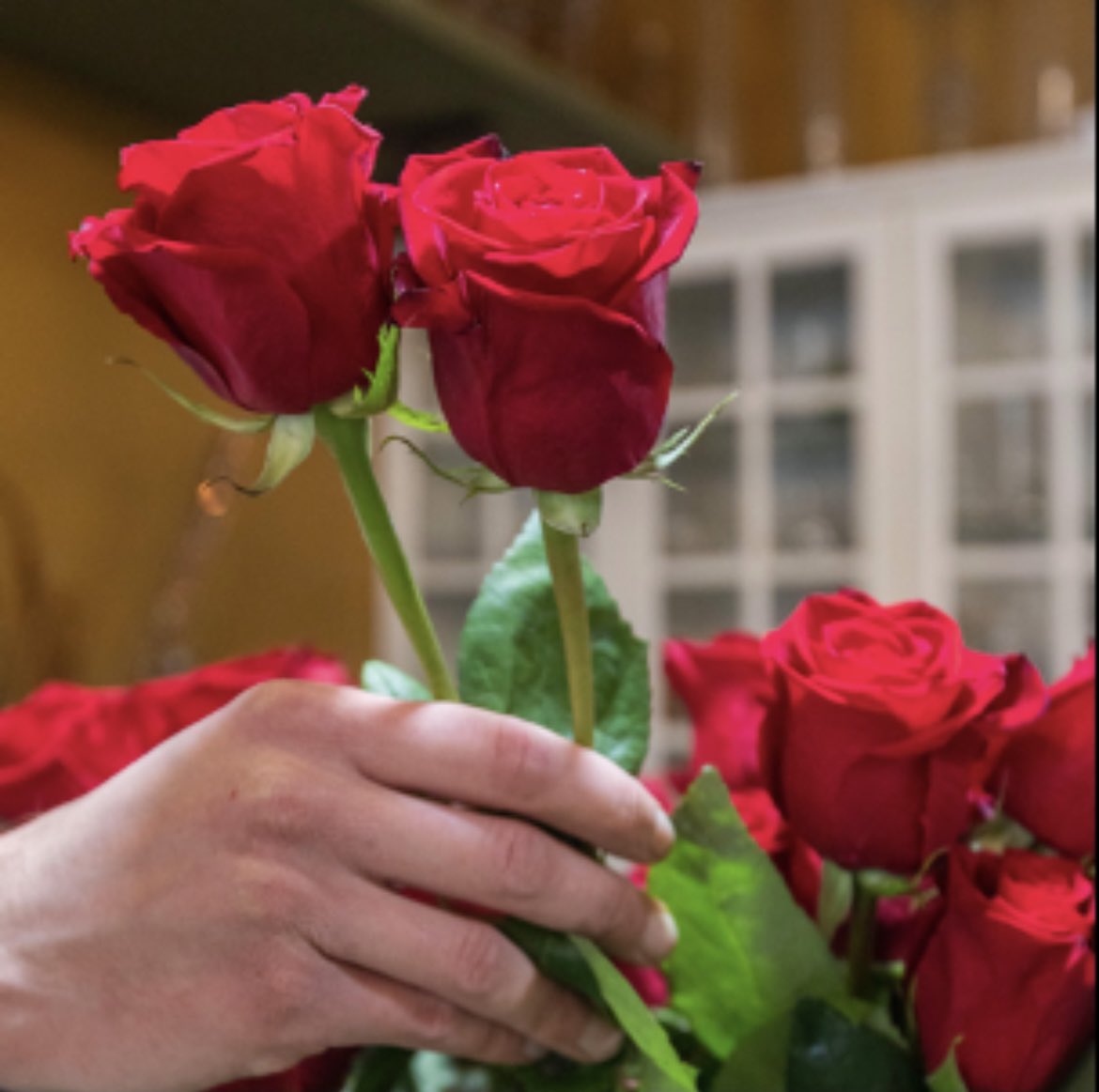 The #RoseBowl Game: best enjoyed with a vase of @ftdflowers 🌹 bit.ly/3BbeoOd