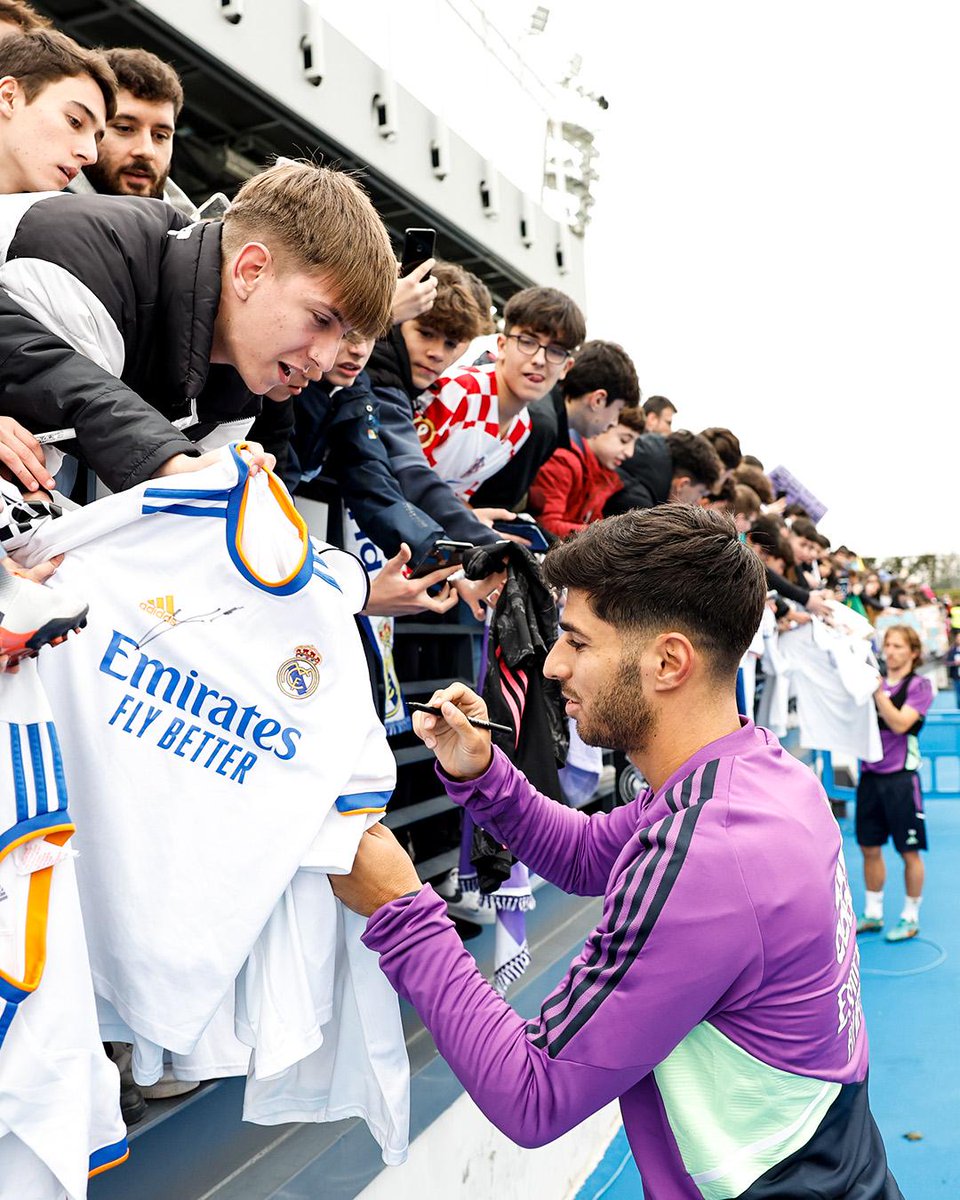 marcoasensio10's tweet photo. Entrenamiento a puerta abierta y tiempo con los fans ✍🏽 🤍 🤳🏽 https://t.co/6MMAzb2lpc