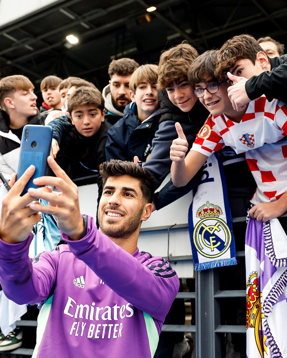 marcoasensio10's tweet photo. Entrenamiento a puerta abierta y tiempo con los fans ✍🏽 🤍 🤳🏽 https://t.co/6MMAzb2lpc