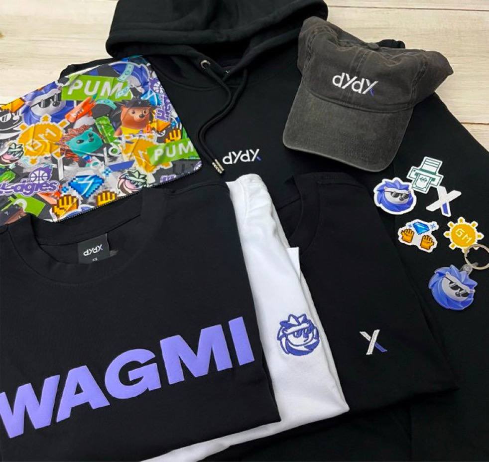 Pour fêter l’année, <a href="/dYdXFrance/">dYdX Francophone</a> vous habille 😏

3 Hoodies à se partager (3 gagnants) 🤙

Pour participer
- Follow <a href="/dYdXFrance/">dYdX Francophone</a> 
- RT ce tweet
- Mettre votre taille en réponse (S,M,XL etc.)

TAS le 10 janvier

Bonne chance 🍀