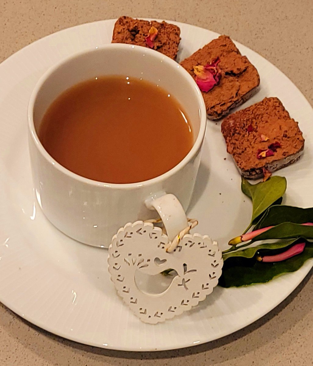 AJobaLCHDip's tweet photo. Anywhere im in the world life is complete with a good cup of earl grey & my raw vegan choc brownies! You cant knock a good cuppa and a stunning sunset. Priceless!!!! Live your life from your heart. #cupoftea #solvesproblems #rawvegan #vegan #earth #nature #sunset #travel https://t.co/CLb65KWdEB
