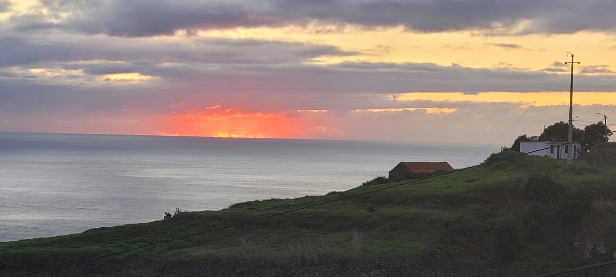 AJobaLCHDip's tweet photo. Anywhere im in the world life is complete with a good cup of earl grey & my raw vegan choc brownies! You cant knock a good cuppa and a stunning sunset. Priceless!!!! Live your life from your heart. #cupoftea #solvesproblems #rawvegan #vegan #earth #nature #sunset #travel https://t.co/CLb65KWdEB