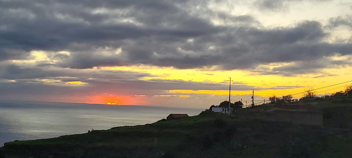 AJobaLCHDip's tweet photo. Anywhere im in the world life is complete with a good cup of earl grey & my raw vegan choc brownies! You cant knock a good cuppa and a stunning sunset. Priceless!!!! Live your life from your heart. #cupoftea #solvesproblems #rawvegan #vegan #earth #nature #sunset #travel https://t.co/CLb65KWdEB