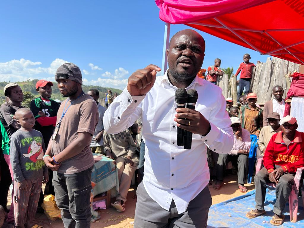 Arnotbigus1's tweet photo. Après Butembo, Musienene, Kimbulu, Kitsombiro, Kaseghe, Kanyabayonga, mihobwe, Kirumba et Kayna , aujourd'hui lundi le général 5 ☀️@billykambale1 est passés par Kikuvo,Vuhoyo et maintenant il est à Kamandi pour continue  sa mission dans le Nord-Kivu.
Objectifs 150 députés tjrs https://t.co/in2S5ItHCK