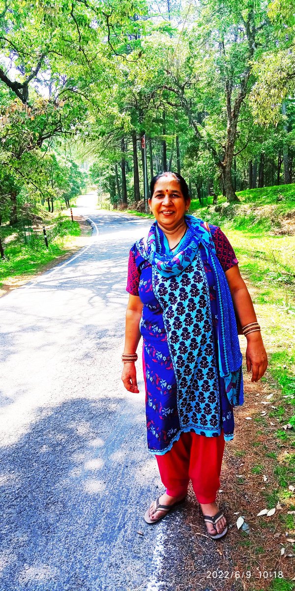 UPSC_Dreams's tweet photo. माँ  ❤

हाँ मेैं कह नहीं पता...

हमेशा सही होत�� हो तुम
पता नहीं कैसे
जैसे सब पता हो तुम्हे, मेरा भूत/भविष्य और वर्तमान
समय से पहले, मेरी बुद्धि से परे

हाँ सच है की मुश्किल वक्त में तुम याद नहीं रहती बल्कि साथ रहती हो

फिर भी मैं कभी कह नहीं पाता... 

हमेशा सही होती हो तुम | ✨ https://t.co/5lO7B4nYNC