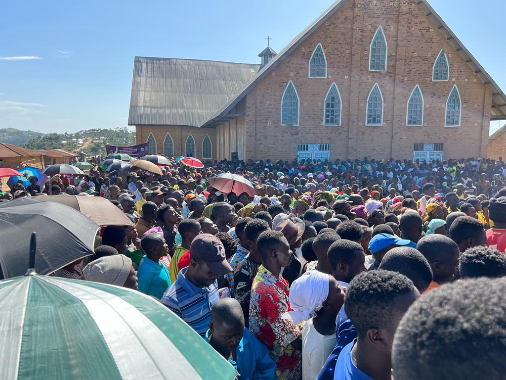 Arnotbigus1's tweet photo. Après Butembo, Musienene, Kimbulu, Kitsombiro, Kaseghe, Kanyabayonga, mihobwe, Kirumba et Kayna , aujourd'hui lundi le général 5 ☀️@billykambale1 est passés par Kikuvo,Vuhoyo et maintenant il est à Kamandi pour continue  sa mission dans le Nord-Kivu.
Objectifs 150 députés tjrs https://t.co/in2S5ItHCK