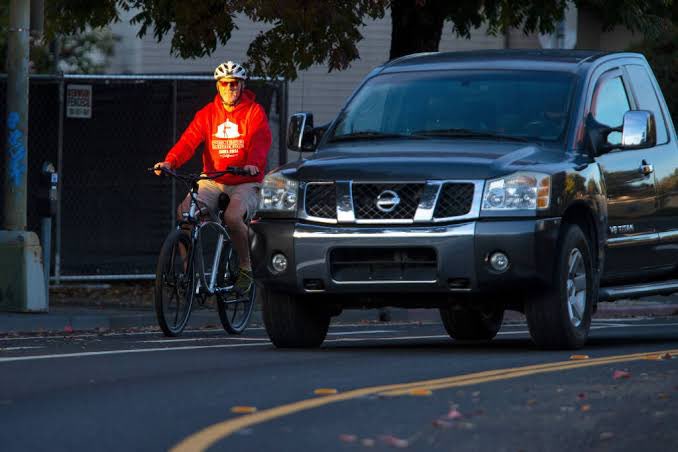 vlourbano's tweet photo. Nueva ley en California (17,765,625 autos registrados) obliga a los conductores a cambiar de carril al adelantar a ciclistas. La medida se ha tomado para minimizar los "puntos de conflicto y el riesgo de colisión y atropellamiento" 🚲💥🚗 https://t.co/l31wIzp3ss https://t.co/9u5DtRbNPD