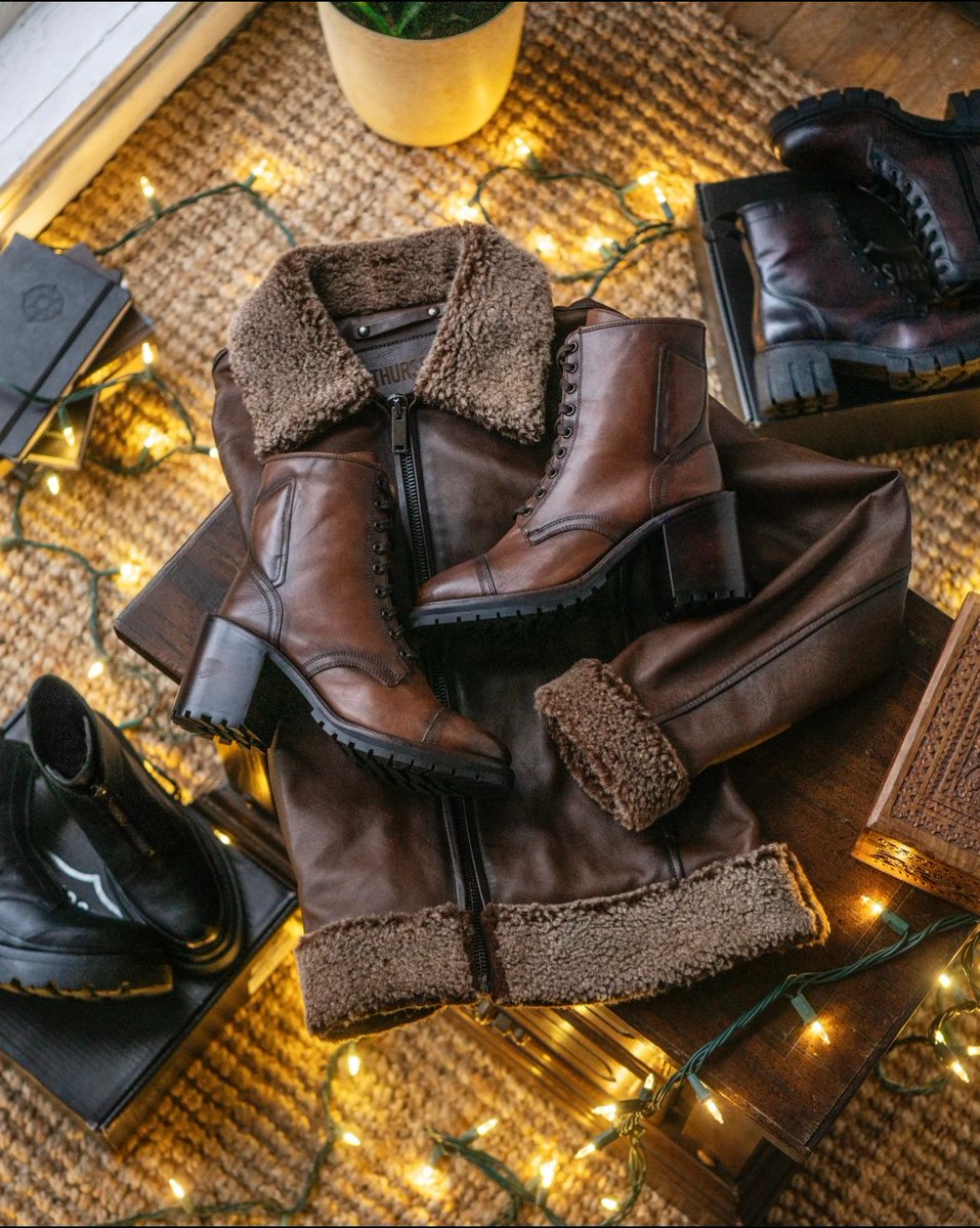 Staying Festive Through The Week <a href="/thursdayjackets/">Thursday Boot Company</a> 😅.
📸 @njrvisuals
#ThursdayBoots
#FlightJacket
#HolidaySeason
