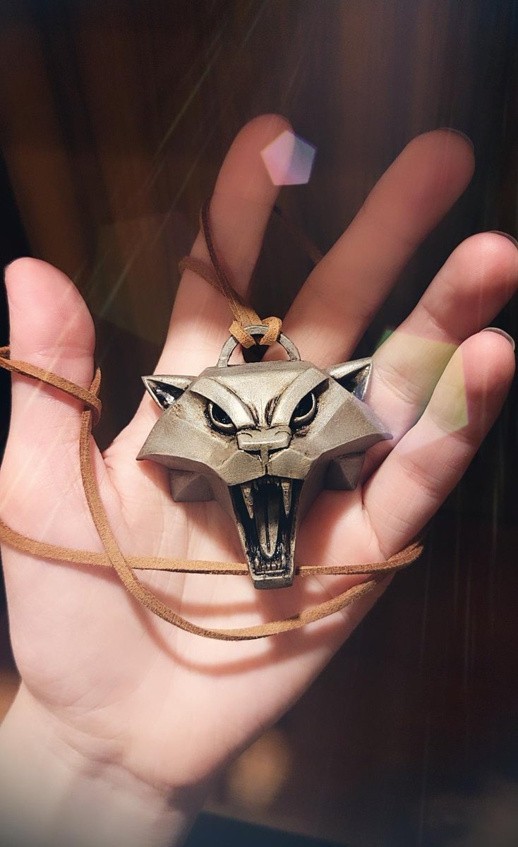 EluvianArts's tweet photo. Hands down the most beautiful Witcher necklace! πΎβοΈ
#CatSchool #Ciri #Cosplay https://t.co/3fcFVxGvZM