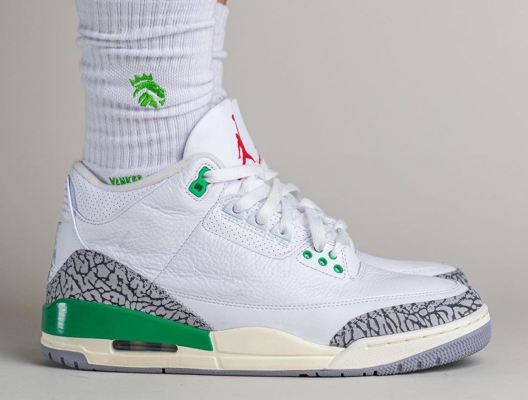 JustFreshKicks's tweet photo. On Foot Look at the Air Jordan 3 Retro "Lucky Green" 🍀 https://t.co/Z9mmHII74v https://t.co/EQH5N37XZq