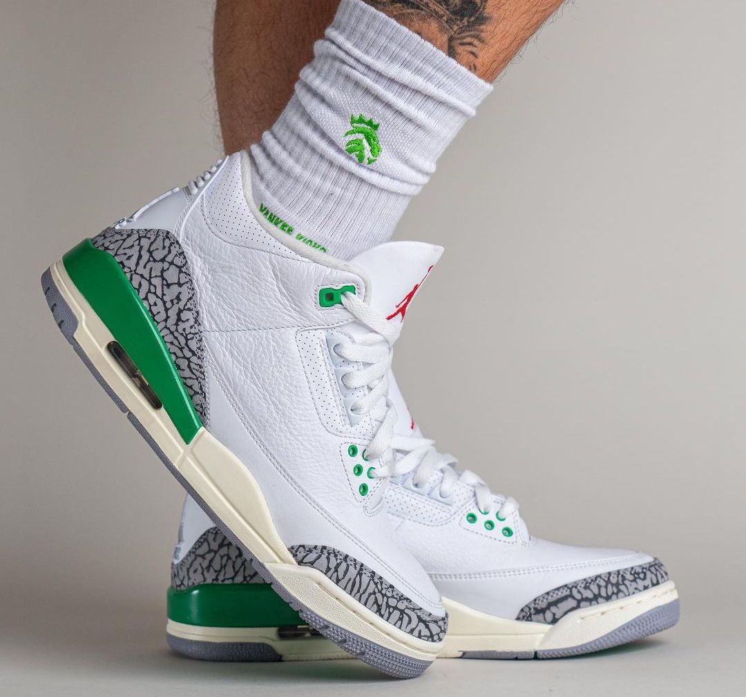 JustFreshKicks's tweet photo. On Foot Look at the Air Jordan 3 Retro "Lucky Green" 🍀 https://t.co/Z9mmHII74v https://t.co/EQH5N37XZq