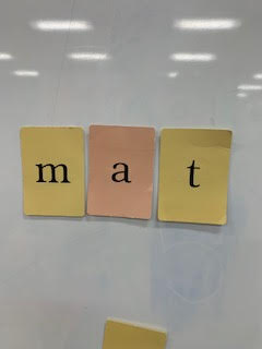 gcappsEES's tweet photo. In Fundations we sounded out words using our small sound cards.  #tapping #readingwords @EphesusElem https://t.co/FZD9MzQN9f