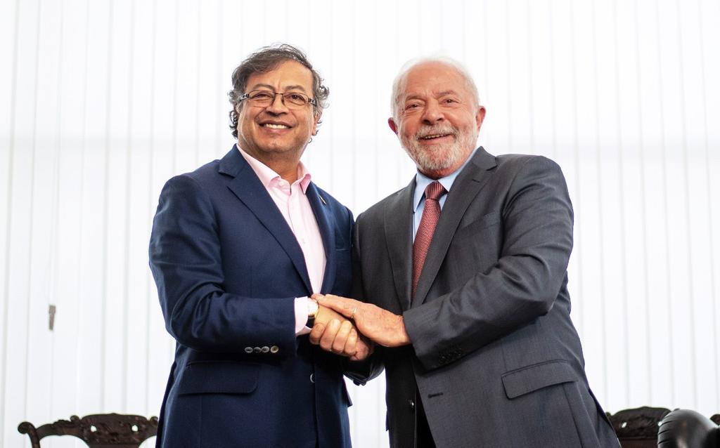 petrogustavo's tweet photo. Un gran pacto para salvar la selva amazónica en favor de la humanidad. Hacia un cambio de la política antidrogas; un Brasil garante de la.paz en Colombia y el estudio de la interconexion eléctrica de las Américas con fuentes de energías limpias. https://t.co/8NKaupdPsz