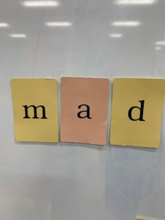 gcappsEES's tweet photo. In Fundations we sounded out words using our small sound cards.  #tapping #readingwords @EphesusElem https://t.co/FZD9MzQN9f