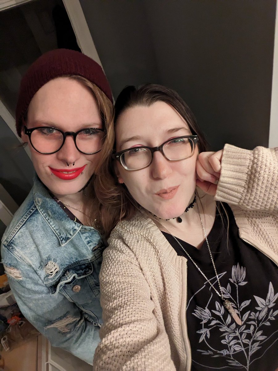 KitMoche's tweet photo. First selfie of 2022 vs last selfie 🥰 w/@bloom_maeve https://t.co/LhBig6wIcO
