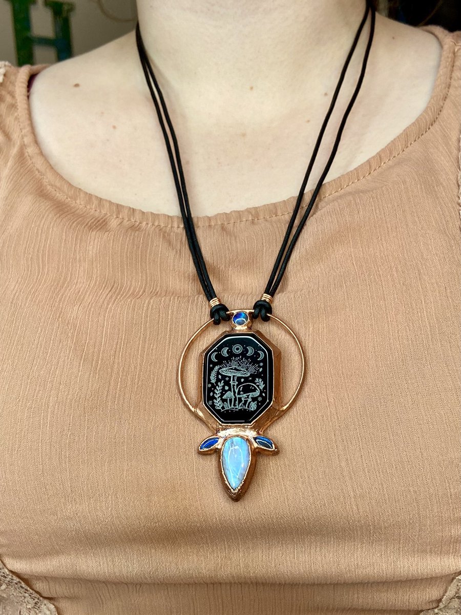 theSMITHST0NIAN's tweet photo. 🍄Moon mushrooms🌙

Featuring black onx, moonstone and labradorite ✨ https://t.co/L70GflTL3M