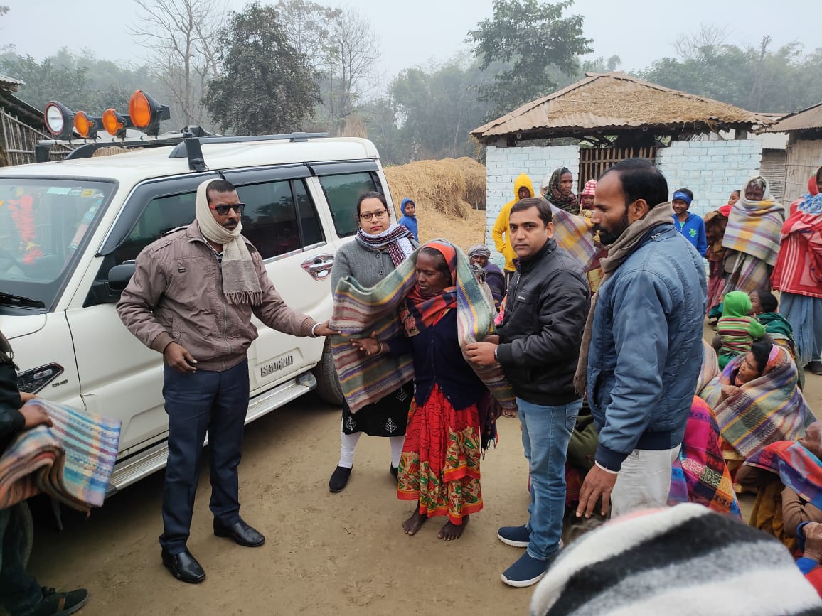bkroy01's tweet photo. दिनांक 02.01.2023 को मधेपुरा जिला के मुरलीगंज प्रखण्ड स्थित सिंघियान पंचायत के विभिन्न स्थलों में वृद्धजनों, दिव्यांगों एवम असहाय/ निर्धनों के बीच सुश्री यशस्वी सहायक निदेशक, सामाजिक सुरक्षा सह जिला दिव्यांगजन सशक्तिकरण कोषांग जिला प्रशासन,मधेपुरा)द्वारा कंबल वितरण किया गया। https://t.co/bw49lZPPdT