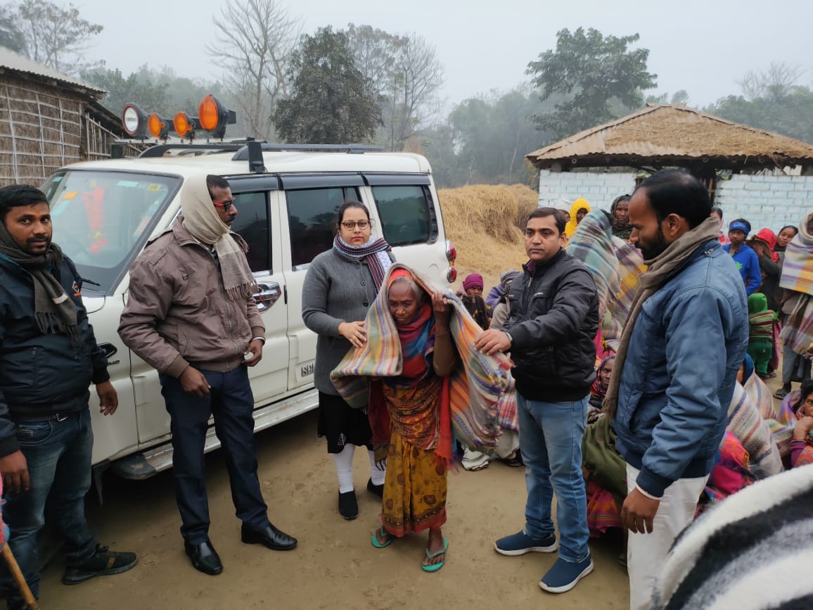 bkroy01's tweet photo. दिनांक 02.01.2023 को मधेपुरा जिला के मुरलीगंज प्रखण्ड स्थित सिंघियान पंचायत के विभिन्न स्थलों में वृद्धजनों, दिव्यांगों एवम असहाय/ निर्धनों के बीच सुश्री यशस्वी सहायक निदेशक, सामाजिक सुरक्षा सह जिला दिव्यांगजन सशक्तिकरण कोषांग जिला प्रशासन,मधेपुरा)द्वारा कंबल वितरण किया गया। https://t.co/bw49lZPPdT