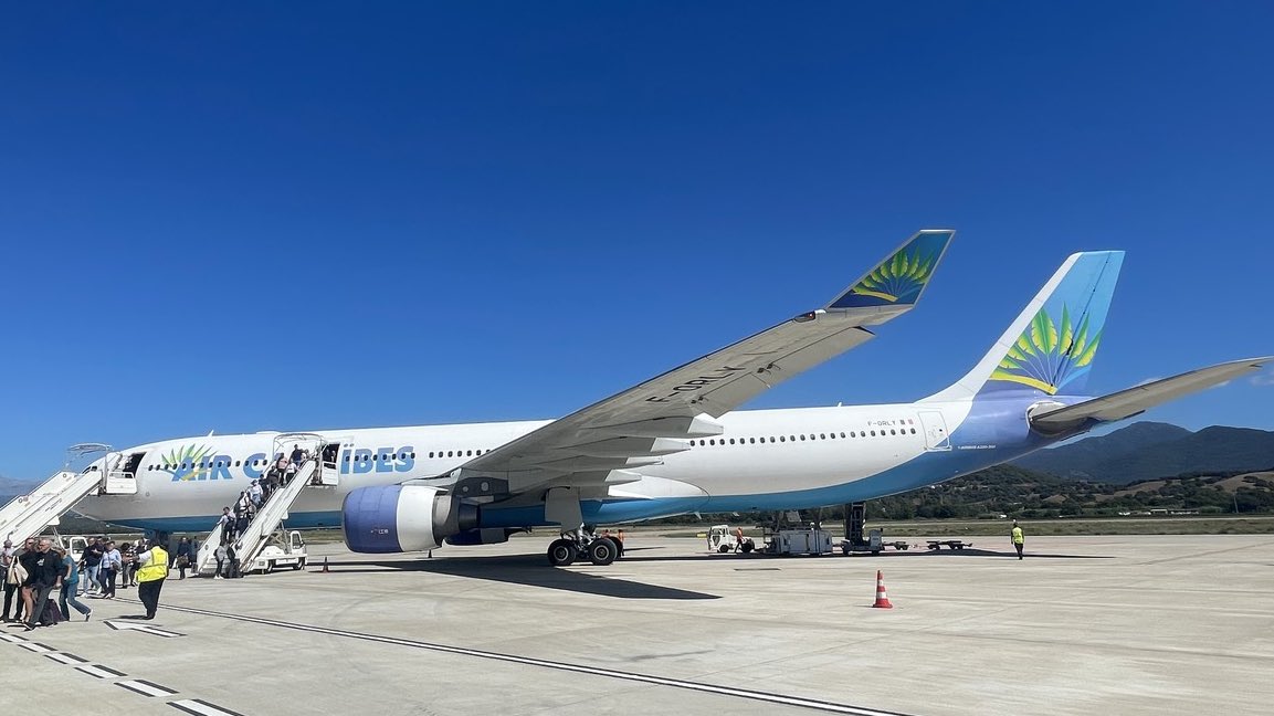flight_report's tweet photo. [Récit de vol] Un vol insolite sur un @Airbus #A330 d’@aircaraibes affrété par @aircorsica entre @ParisAeroport et Ajaccio :

Confort d’un siège Business accessible « gratuitement », équipage top et catering correct.

✈️ https://t.co/HcXL6nbzrd https://t.co/8wFS5WYomO