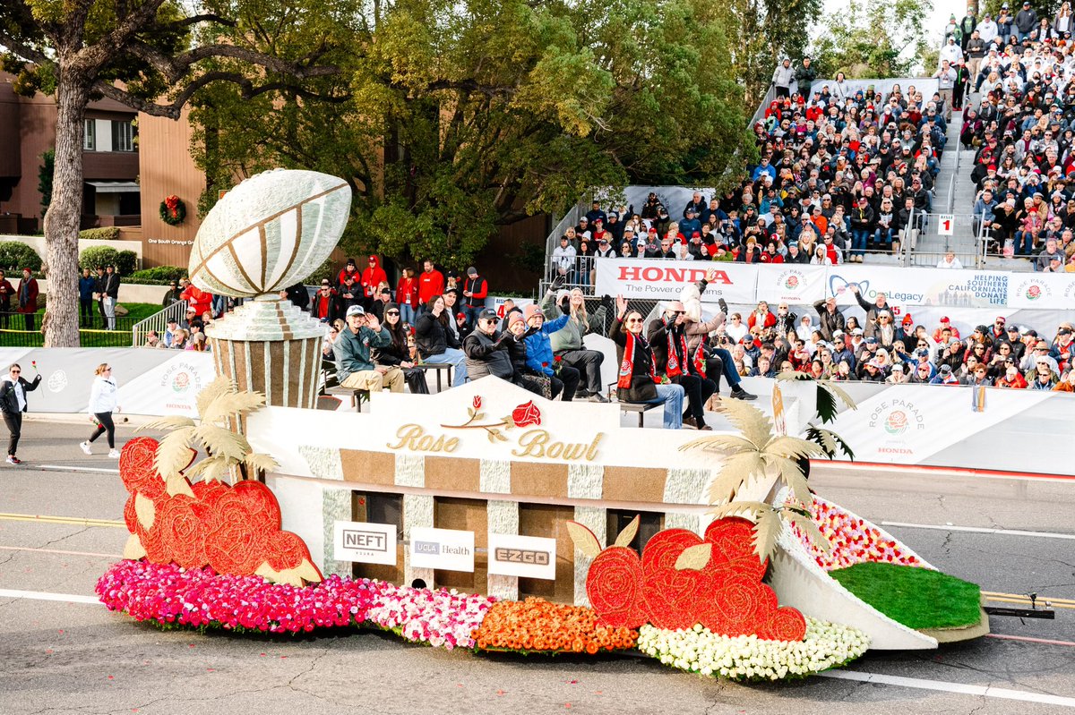 Ringing in the New Year 🌹

#LAFC x <a href="/RoseParade/">Rose Parade</a>