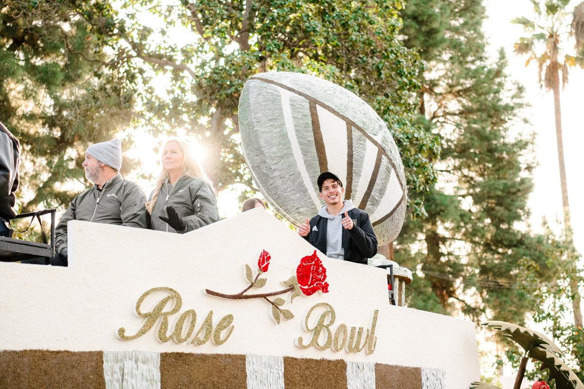LAFC's tweet photo. Ringing in the New Year 🌹

#LAFC x @RoseParade https://t.co/dWHTD0hpI7