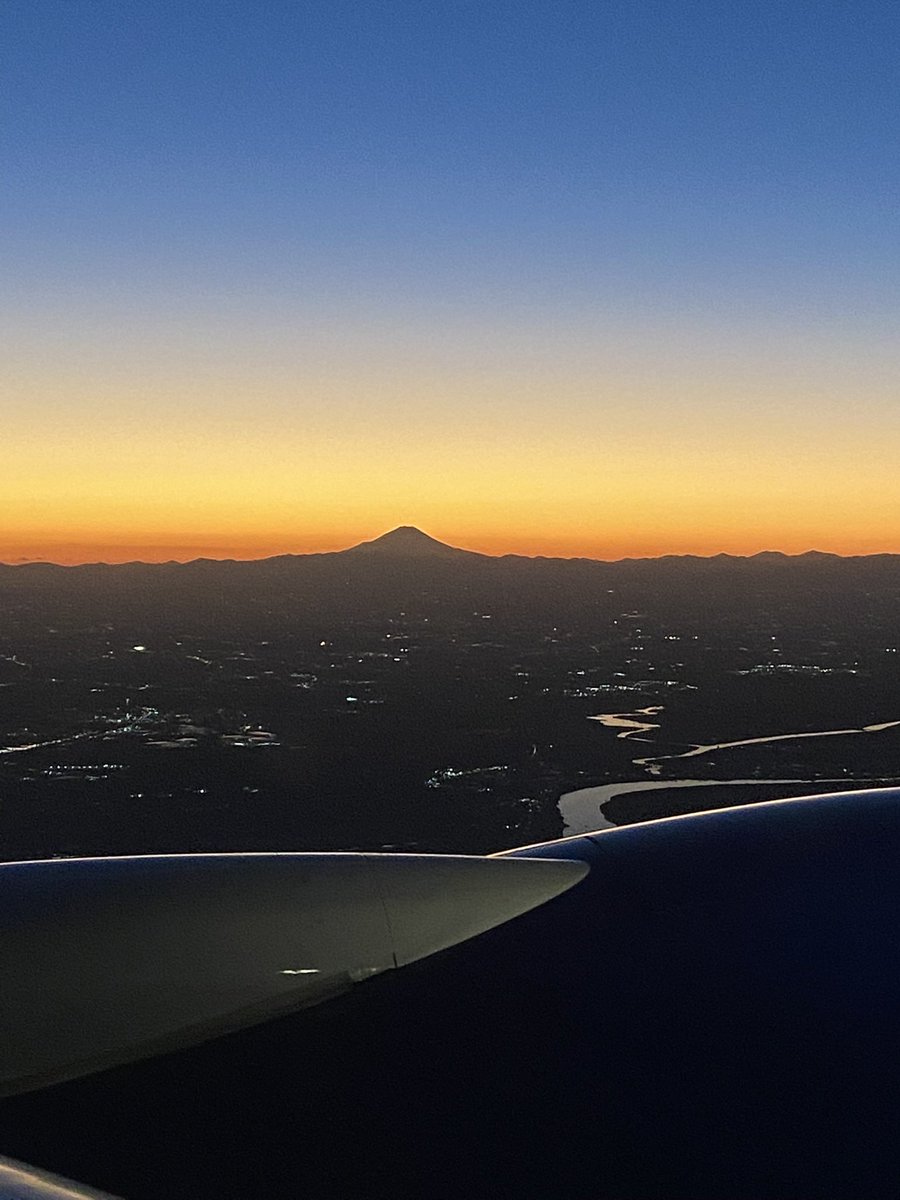 katrina_ayako's tweet photo. Little pic of Mt. Fuji from my flight from Tokyo back to Denver! @united https://t.co/JpYkbHRLZx