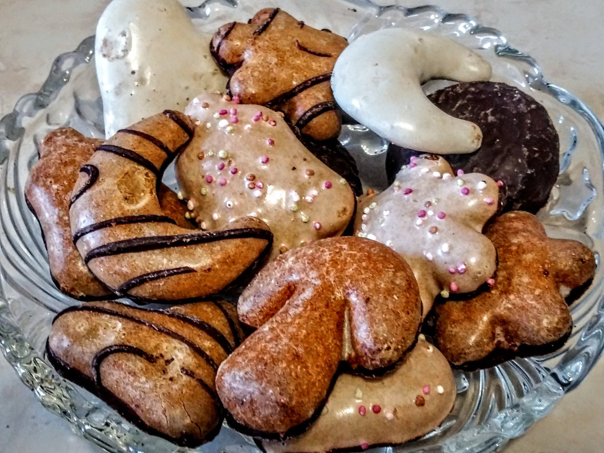 amybettyallen's tweet photo. German gingerbread cookies. 🇩🇪
#germangingerbread #cookies https://t.co/5qyrOwVbSU