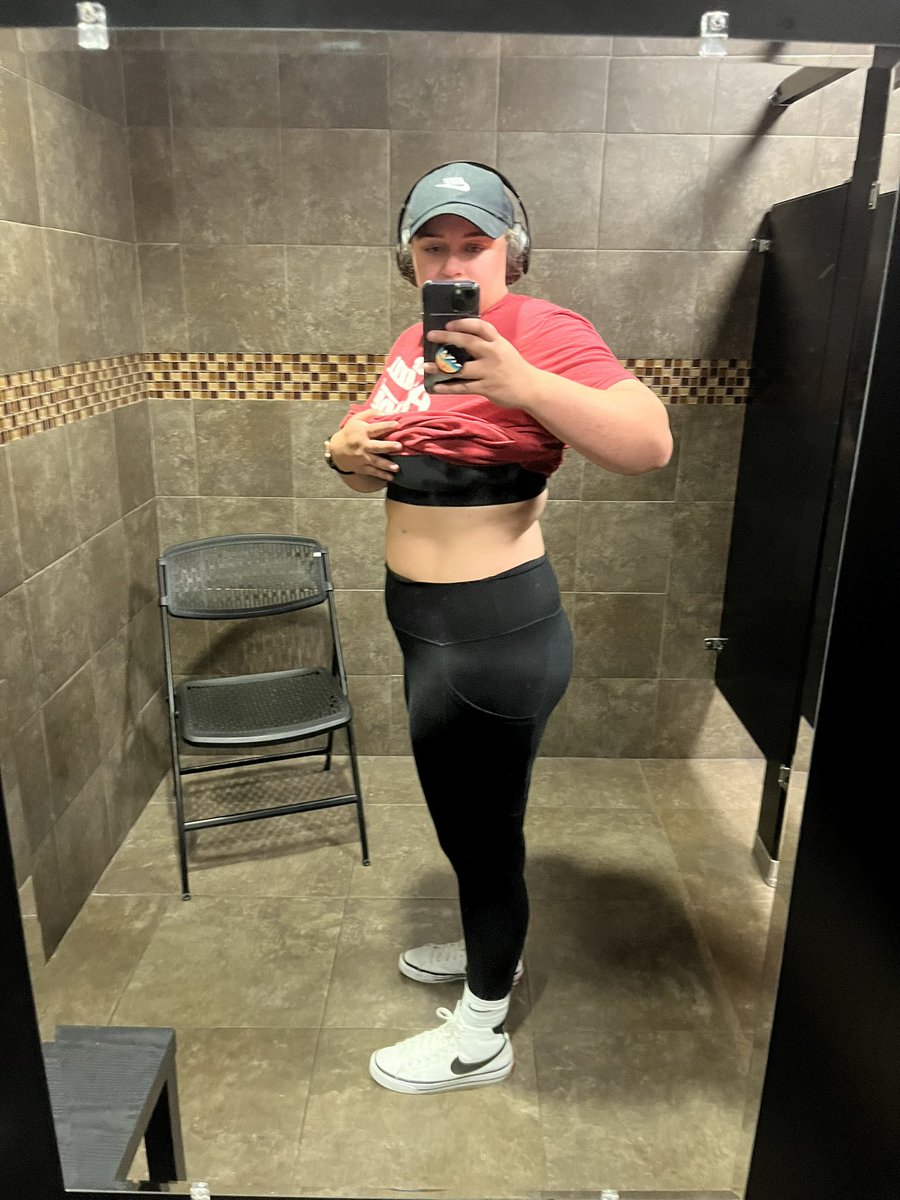 Kaatchley's tweet photo. Haven’t been to the gym in over a month and I feel absolutely terrible bc of it. Posting some old pics of me from the gym for motivation bc ya girl is coming back even better than before (don’t worry, I can still curl your body weight) https://t.co/7H9Ik8CFJD