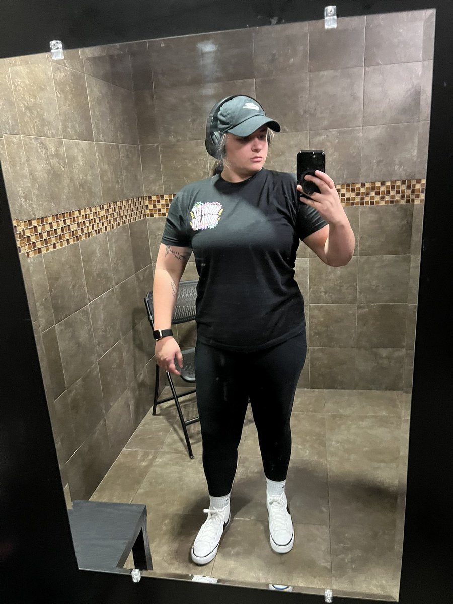 Kaatchley's tweet photo. Haven’t been to the gym in over a month and I feel absolutely terrible bc of it. Posting some old pics of me from the gym for motivation bc ya girl is coming back even better than before (don’t worry, I can still curl your body weight) https://t.co/7H9Ik8CFJD