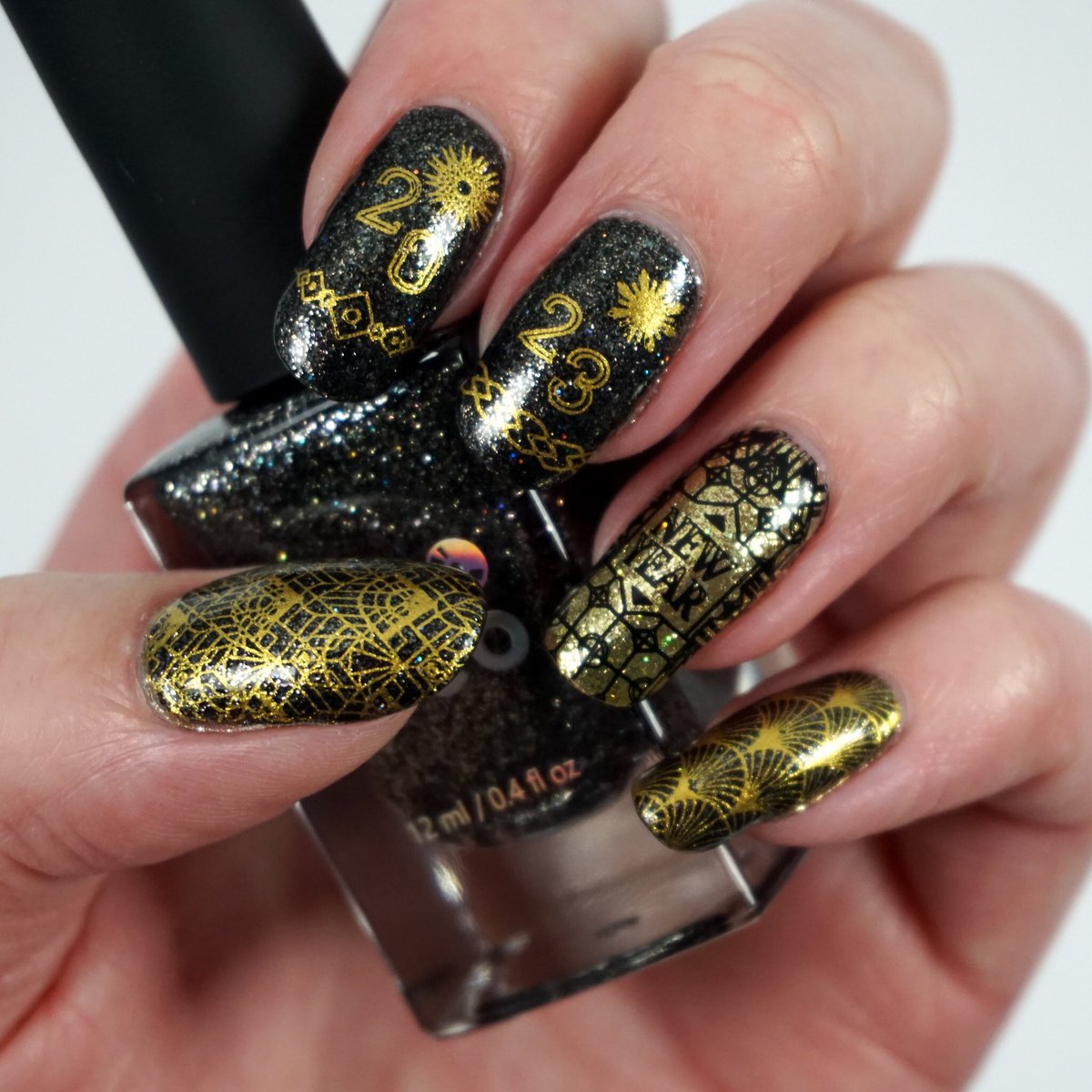 LadyLalaNails's tweet photo. Happy New Year! Starting off right with these Roaring 20’s inspired nails for the #holotaconewyear2023 contest. Here’s to 2023 being filled with more fun nail art 🎉

@holotaco @nailogical #holotaco #nailart #nails https://t.co/dsz8LOeFGi